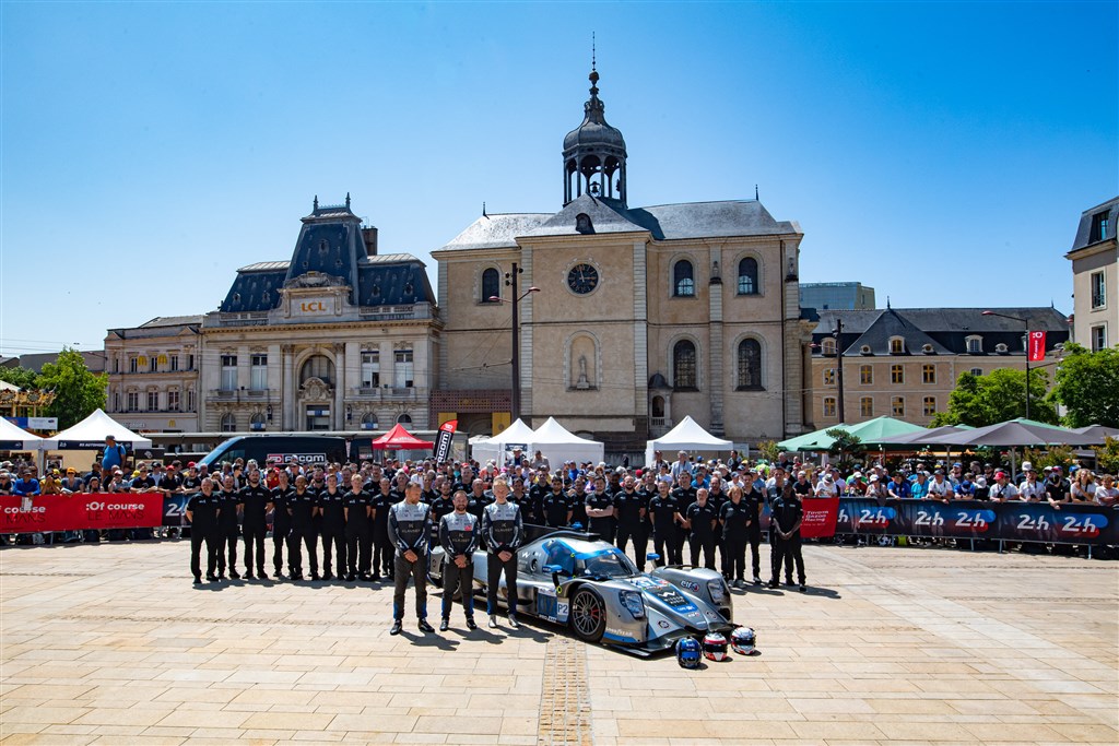 Den tekniske kontrol af bilen blev klaret fredag – det var også første mulighed for at Le Mans-fans kunne få et glimt af kørerne.
(Foto: COOL RACING)